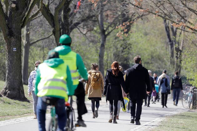 News Bilder des Tages Mitarbeiter des Strassen und Gruenflaechenamtes Friedrichshain-Kreuzberg am Sonntagmittag im Volkspark Friedrichshain, waehrend der Corona-Krise, DEU, Berlin, 05.04.2020