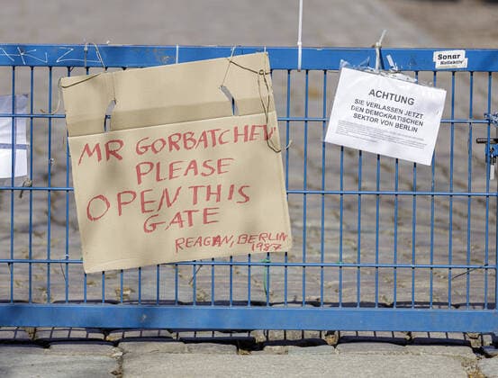 An einem, wegen der Corona-Krise, geschlossenen Park im Prenzlauer Berg Berlin haengt ein Schild mit der Aufschrift: Mr. Gorbatchev, please open this Gate - Reagan, Berlin 1987. Berlin , 05.04.2020 Berlin Deutschland