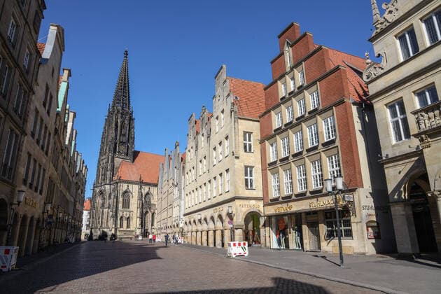 DEU, Deutschland, Nordrhein-Westfalen, Münster, 04.04.2020: Blick auf den nahezu menschenleeren Prinzipalmarkt.