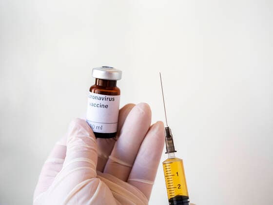 April 5, 2020, Kiev, Ukraine: In this photo illustration a doctor s hand holds a syringe and the covid-19 vaccine as the world anxiously awaits for the vaccine against coronavirus. Kiev Ukraine - ZUMAs197 20200405_zab_s197_005 Copyright: xIgorxGolovniovx
