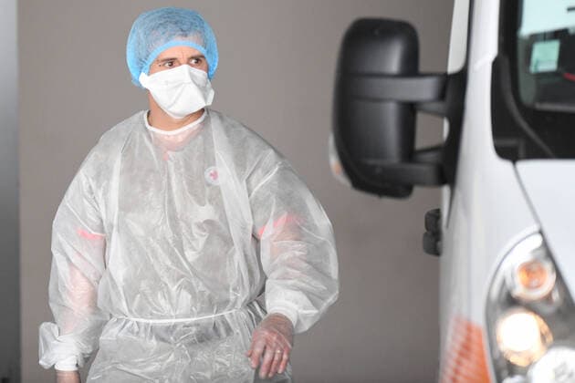 Coronavirus in Frankreich, Eindrücke aus Paris Transfert de malades atteints du Covid19 de la Gare de Paris vers des hopitaux de province, dont celui de Rennes. NEWS : Arrivee du TGV medicalise transportant des malades Covid 19 - Rennes - 05 04 2020 RonanHoussin Panoramic 