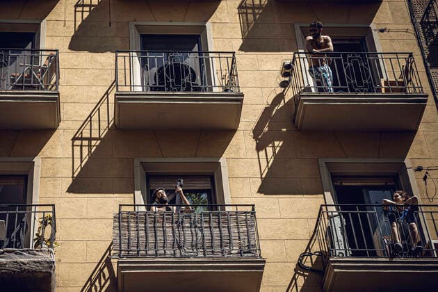 April 5, 2020: A musician plays a bass on his balcony watched by his neighbors at the beginning of the fourth week of a nationwide lockdown due to the continuous spread of the virus. Spain registered again over 700 fatalities at the third consecutive day of a falling daily death toll summing up to over 12000 in total. - ZUMAo105 20200405_zap_o105_015 Copyright: xMatthiasxOesterlex