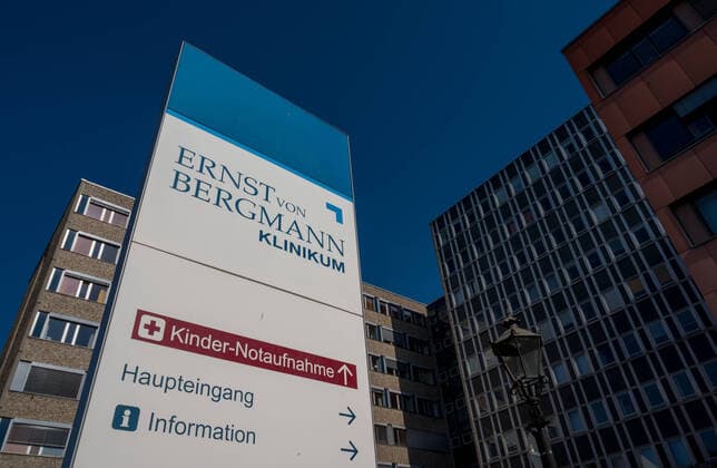 Potsdam Landeshauptstadt Land Brandenburg 05.04.2020 KRANKENHAUS ERNST von BERGMANN KLINIKUM Das Klinikum Ernst von Bergmann ist ein kommunales Krankenhaus in der brandenburgischen Landeshauptstadt Potsdam. Es wird in der Form einer gemeinnützigen GmbH betrieben und ist das größte Schwerpunktkrankenhaus im Land Brandenburg. Das Krankenhaus hat etwa 1100 Betten und ist akademisches Lehrkrankenhaus der CharitŽ Als PRÄVENTIVMASSNAHME zur Eindämmung von INFEKTIONEN durch das CORONAVIRUS ( COVID -19 ) ...für alle Personen - soweit möglich - ein Mindestabstand von 1,5 Meter