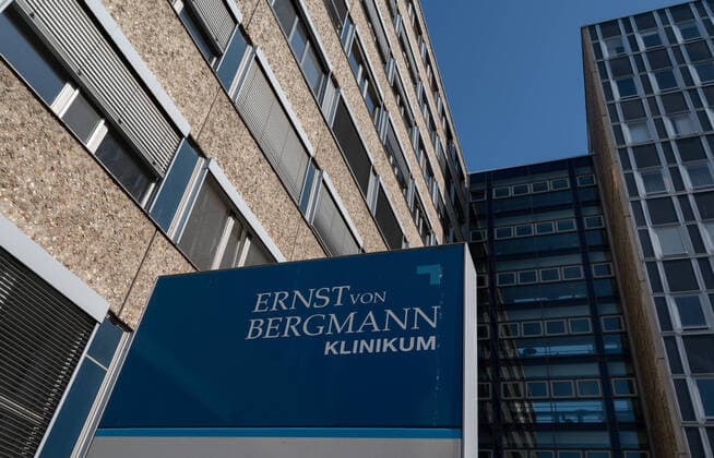 Potsdam Landeshauptstadt Land Brandenburg 05.04.2020 KRANKENHAUS ERNST von BERGMANN KLINIKUM Das Klinikum Ernst von Bergmann ist ein kommunales Krankenhaus in der brandenburgischen Landeshauptstadt Potsdam. Es wird in der Form einer gemeinnützigen GmbH betrieben und ist das größte Schwerpunktkrankenhaus im Land Brandenburg. Das Krankenhaus hat etwa 1100 Betten und ist akademisches Lehrkrankenhaus der CharitŽ Als PRÄVENTIVMASSNAHME zur Eindämmung von INFEKTIONEN durch das CORONAVIRUS ( COVID -19 ) ...für alle Personen - soweit möglich - ein Mindestabstand von 1,5 Meter
