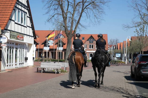 Steinhude, Ausflugsziel, Steinhuder Meer, Corona-Maßnahmen - Polizei kontrolliert Kontaktsperre., Polizeipferde, Reiterstaffel,
