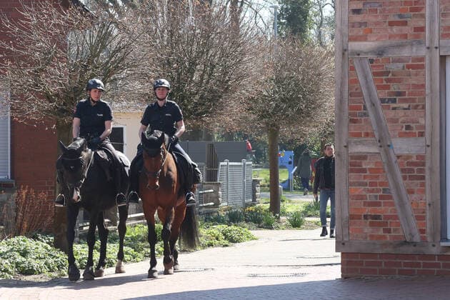 Steinhude, Ausflugsziel, Steinhuder Meer, Corona-Maßnahmen - Polizei kontrolliert Kontaktsperre., Polizeipferde, Reiterstaffel,