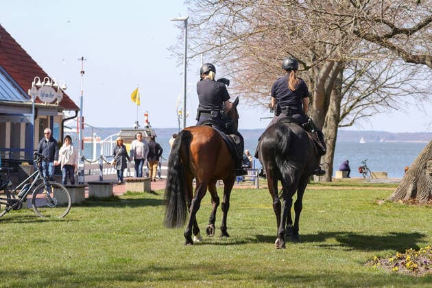Steinhude, Ausflugsziel, Steinhuder Meer, Corona-Maßnahmen - Polizei kontrolliert Kontaktsperre., Polizeipferde, Reiterstaffel,