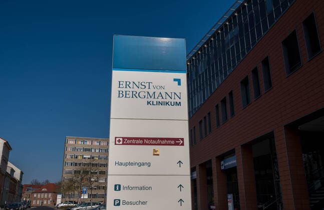 Potsdam Landeshauptstadt Land Brandenburg 05.04.2020 KRANKENHAUS ERNST von BERGMANN KLINIKUM Das Klinikum Ernst von Bergmann ist ein kommunales Krankenhaus in der brandenburgischen Landeshauptstadt Potsdam. Es wird in der Form einer gemeinnützigen GmbH betrieben und ist das größte Schwerpunktkrankenhaus im Land Brandenburg. Das Krankenhaus hat etwa 1100 Betten und ist akademisches Lehrkrankenhaus der CharitŽ Als PRÄVENTIVMASSNAHME zur Eindämmung von INFEKTIONEN durch das CORONAVIRUS ( COVID -19 ) ...für alle Personen - soweit möglich - ein Mindestabstand von 1,5 Meter