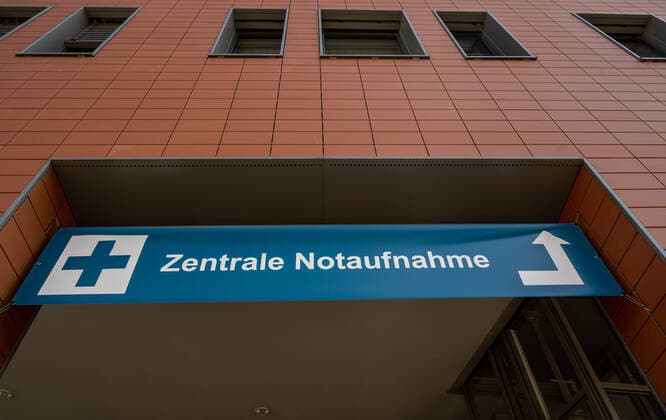 Potsdam Landeshauptstadt Land Brandenburg 05.04.2020 KRANKENHAUS ERNST von BERGMANN KLINIKUM Das Klinikum Ernst von Bergmann ist ein kommunales Krankenhaus in der brandenburgischen Landeshauptstadt Potsdam. Es wird in der Form einer gemeinnützigen GmbH betrieben und ist das größte Schwerpunktkrankenhaus im Land Brandenburg. Das Krankenhaus hat etwa 1100 Betten und ist akademisches Lehrkrankenhaus der CharitŽ Als PRÄVENTIVMASSNAHME zur Eindämmung von INFEKTIONEN durch das CORONAVIRUS ( COVID -19 ) ...für alle Personen - soweit möglich - ein Mindestabstand von 1,5 Meter