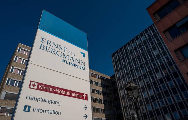 Potsdam Landeshauptstadt Land Brandenburg 05.04.2020 KRANKENHAUS ERNST von BERGMANN KLINIKUM Das Klinikum Ernst von Bergmann ist ein kommunales Krankenhaus in der brandenburgischen Landeshauptstadt Potsdam. Es wird in der Form einer gemeinnützigen GmbH betrieben und ist das größte Schwerpunktkrankenhaus im Land Brandenburg. Das Krankenhaus hat etwa 1100 Betten und ist akademisches Lehrkrankenhaus der CharitŽ Als PRÄVENTIVMASSNAHME zur Eindämmung von INFEKTIONEN durch das CORONAVIRUS ( COVID -19 ) ...für alle Personen - soweit möglich - ein Mindestabstand von 1,5 Meter