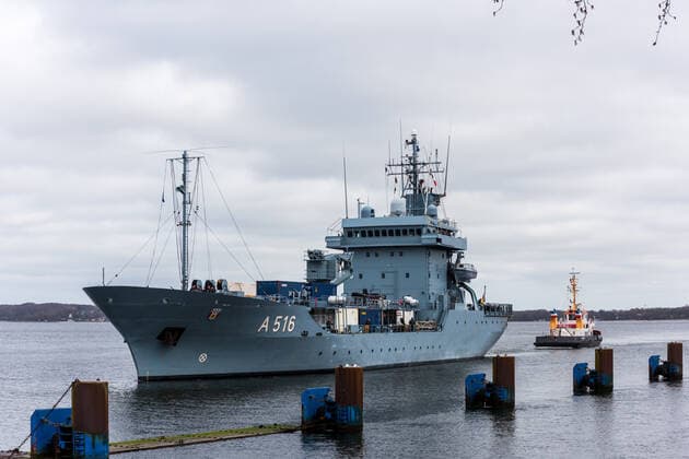 Kiel, Das Flagschiff des ständigen NATO-Minenabwehrverbandes 1 hat im Ärmelkanal einen Maschinenschaden erlitten und muß mit Schlepperhilfe nach Deutschland gebracht werden. Aufnahmen bvon ihrem kürzlichen Aufenthalt im Scheerhafen in Kiel Kiel Schleswig-Holstein Deutschland *** Kiel, The flagship of the permanent NATO Mine Action Association 1 has suffered engine damage in the English Channel and must be brought to Germany with tug assistance Photographs of her recent stay at Scheerhafen in Kiel Kiel Schleswig Holstein Germany