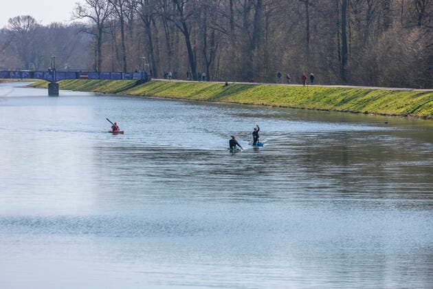 Zahlreiche Menschen genießen die Frühlingssonne im Clara Zetkin Park von Leipzig. Viele Halten den Mindestabstand ein, jedoch gibt es auch wiederum ausnahmen.