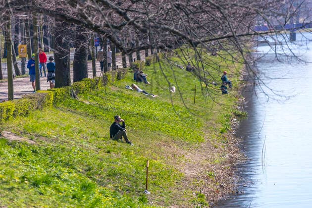 Zahlreiche Menschen genießen die Frühlingssonne im Clara Zetkin Park von Leipzig. Viele Halten den Mindestabstand ein, jedoch gibt es auch wiederum ausnahmen.