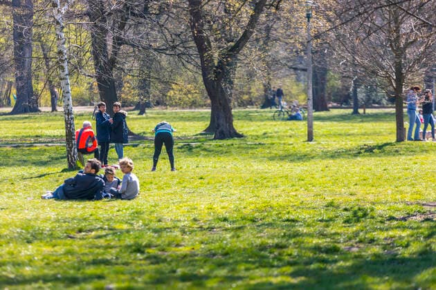 Zahlreiche Menschen genießen die Frühlingssonne im Clara Zetkin Park von Leipzig. Viele Halten den Mindestabstand ein, jedoch gibt es auch wiederum ausnahmen.