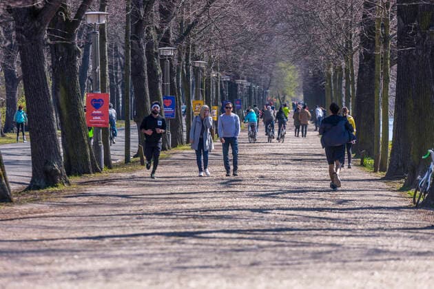 Zahlreiche Menschen genießen die Frühlingssonne im Clara Zetkin Park von Leipzig. Viele Halten den Mindestabstand ein, jedoch gibt es auch wiederum ausnahmen.