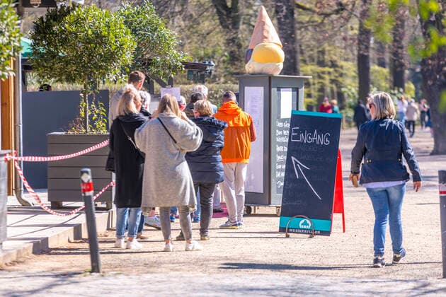 Zahlreiche Menschen genießen die Frühlingssonne im Clara Zetkin Park von Leipzig. Viele Halten den Mindestabstand ein, jedoch gibt es auch wiederum ausnahmen.