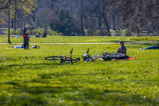 Zahlreiche Menschen genießen die Frühlingssonne im Clara Zetkin Park von Leipzig. Viele Halten den Mindestabstand ein, jedoch gibt es auch wiederum ausnahmen.