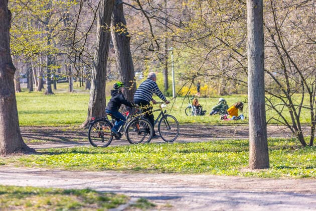 Zahlreiche Menschen genießen die Frühlingssonne im Clara Zetkin Park von Leipzig. Viele Halten den Mindestabstand ein, jedoch gibt es auch wiederum ausnahmen.