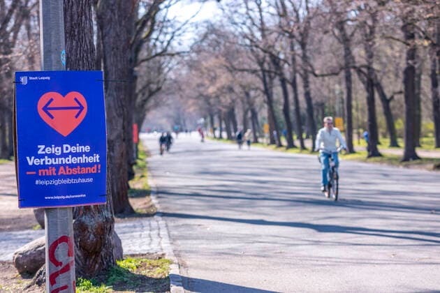 Zahlreiche Menschen genießen die Frühlingssonne im Clara Zetkin Park von Leipzig. Viele Halten den Mindestabstand ein, jedoch gibt es auch wiederum ausnahmen.
