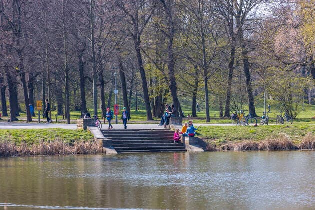 Zahlreiche Menschen genießen die Frühlingssonne im Clara Zetkin Park von Leipzig. Viele Halten den Mindestabstand ein, jedoch gibt es auch wiederum ausnahmen.