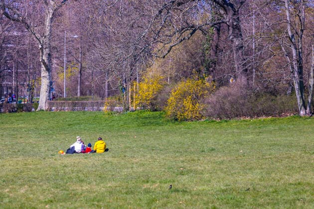 Zahlreiche Menschen genießen die Frühlingssonne im Clara Zetkin Park von Leipzig. Viele Halten den Mindestabstand ein, jedoch gibt es auch wiederum ausnahmen.