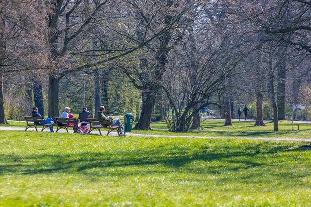 Zahlreiche Menschen genießen die Frühlingssonne im Clara Zetkin Park von Leipzig. Viele Halten den Mindestabstand ein, jedoch gibt es auch wiederum ausnahmen.