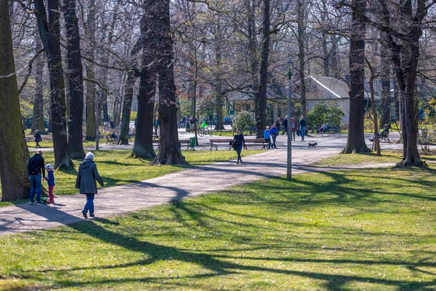 Zahlreiche Menschen genießen die Frühlingssonne im Clara Zetkin Park von Leipzig. Viele Halten den Mindestabstand ein, jedoch gibt es auch wiederum ausnahmen.