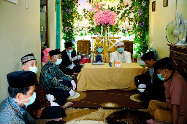 Wedding ceremony, during the COVID-19 coronavirus outbreak in Jakarta - April 5, 2020. A groom and a bride wearing a face mask during wedding ceremony while amid the COVID-19 coronavirus outbreak in Jakarta, Indonesia, on April 5, 2020. (Photo by Ahmad Soleh INA Photo Agency imago images) 