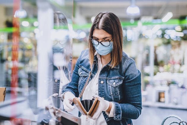 Kaprun THEMENBILD - eine Frau traegt eine Schutzmaske und Handschuhe bei ihrem Einkauf in einem Supermarkt waehrend der Coronavirus Pandemie, aufgenommen am 04. April 2020, Oesterreich a woman wearing a protective mask and gloves while shopping in a supermarket during the coronavirus pandemic, Austria on 2020 04 04.