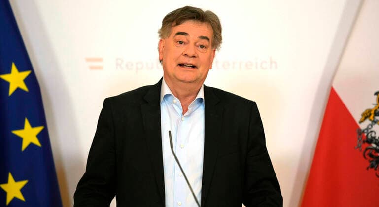 Wien 04.04.2020, Bundeskanzleramt, Wien, AUT, Akutelle Entwicklungen zur Coronaerkrankung in Oesterreich, Pressekonferenz, Herausforderungen im Sport in Zeiten der Coronakrise, im Bild Vizekanzler Werner Kogler (Gruene) Vizekanzler Werner Kogler (Gruene) during a press conference on the subject Challenges in sport in times of the corona crisis of Austrian Goverment about the Coronavirus Pandemie at the Bundeskanzleramt in Wien, Austria on 2020 04 04.