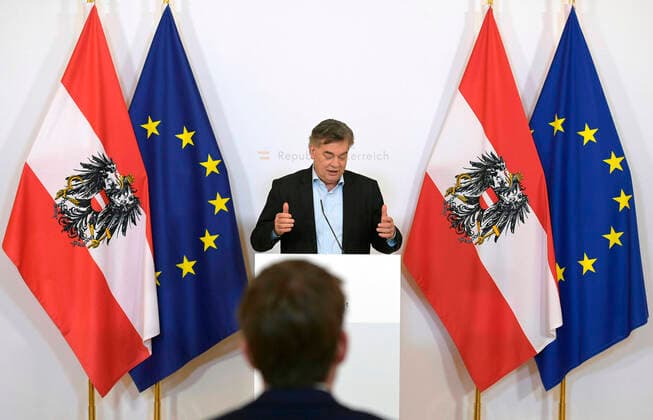 Wien 04.04.2020, Bundeskanzleramt, Wien, AUT, Akutelle Entwicklungen zur Coronaerkrankung in Oesterreich, Pressekonferenz, Herausforderungen im Sport in Zeiten der Coronakrise, im Bild Vizekanzler Werner Kogler (Gruene) Vizekanzler Werner Kogler (Gruene) during a press conference on the subject Challenges in sport in times of the corona crisis of Austrian Goverment about the Coronavirus Pandemie at the Bundeskanzleramt in Wien, Austria on 2020 04 04.
