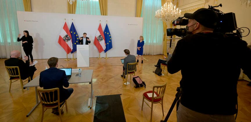 Wien 04.04.2020, Bundeskanzleramt, Wien, AUT, Akutelle Entwicklungen zur Coronaerkrankung in Oesterreich, Pressekonferenz, Herausforderungen im Sport in Zeiten der Coronakrise, im Bild Vizekanzler Werner Kogler (Gruene) Vizekanzler Werner Kogler (Gruene) during a press conference on the subject Challenges in sport in times of the corona crisis of Austrian Goverment about the Coronavirus Pandemie at the Bundeskanzleramt in Wien, Austria on 2020 04 04.