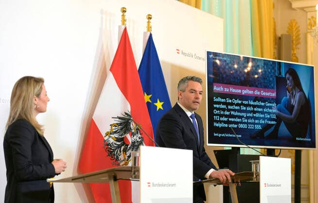 Wien 05.04.2020, Bundeskanzleramt, Wien, AUT, Akutelle Entwicklungen zur Coronaerkrankung in Oesterreich, Pressekonferenz, Haeusliche Gewalt, im Bild Frauenministerin Susanne Raab (OeVP) und Innenminister Karl Nehammer (OeVP) Frauenministerin Susanne Raab (OeVP) und Innenminister Karl Nehammer (OeVP) during a press conference on the subject Domestic violence of Austrian Goverment about the Coronavirus Pandemie at the Bundeskanzleramt in Wien, Austria on 2020 04 05.