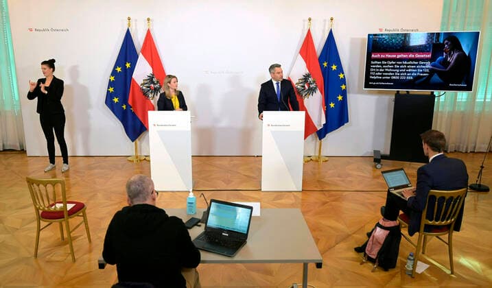 Wien 05.04.2020, Bundeskanzleramt, Wien, AUT, Akutelle Entwicklungen zur Coronaerkrankung in Oesterreich, Pressekonferenz, Haeusliche Gewalt, im Bild Frauenministerin Susanne Raab (OeVP) und Innenminister Karl Nehammer (OeVP) Frauenministerin Susanne Raab (OeVP) und Innenminister Karl Nehammer (OeVP) during a press conference on the subject Domestic violence of Austrian Goverment about the Coronavirus Pandemie at the Bundeskanzleramt in Wien, Austria on 2020 04 05.