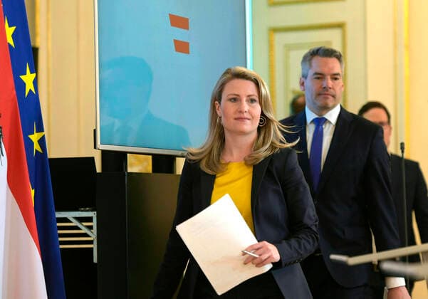 Wien 05.04.2020, Bundeskanzleramt, Wien, AUT, Akutelle Entwicklungen zur Coronaerkrankung in Oesterreich, Pressekonferenz, Haeusliche Gewalt, im Bild Frauenministerin Susanne Raab (OeVP) und Innenminister Karl Nehammer (OeVP) Frauenministerin Susanne Raab (OeVP) und Innenminister Karl Nehammer (OeVP) during a press conference on the subject Domestic violence of Austrian Goverment about the Coronavirus Pandemie at the Bundeskanzleramt in Wien, Austria on 2020 04 05.