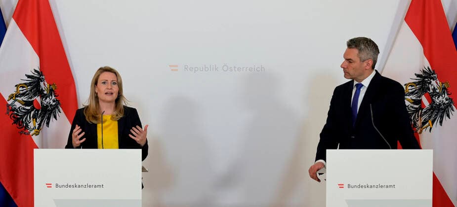 Wien 05.04.2020, Bundeskanzleramt, Wien, AUT, Akutelle Entwicklungen zur Coronaerkrankung in Oesterreich, Pressekonferenz, Haeusliche Gewalt, im Bild Frauenministerin Susanne Raab (OeVP) und Innenminister Karl Nehammer (OeVP) Frauenministerin Susanne Raab (OeVP) und Innenminister Karl Nehammer (OeVP) during a press conference on the subject Domestic violence of Austrian Goverment about the Coronavirus Pandemie at the Bundeskanzleramt in Wien, Austria on 2020 04 05.