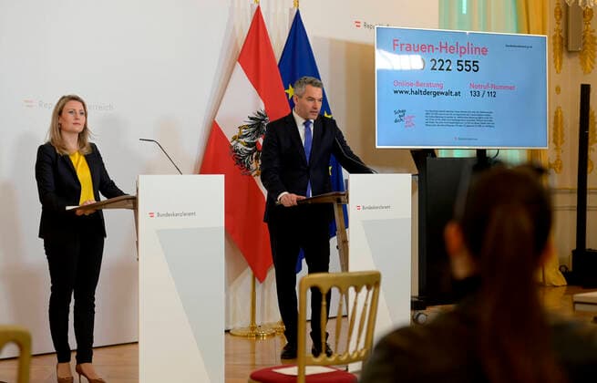 Wien 05.04.2020, Bundeskanzleramt, Wien, AUT, Akutelle Entwicklungen zur Coronaerkrankung in Oesterreich, Pressekonferenz, Haeusliche Gewalt, im Bild Frauenministerin Susanne Raab (OeVP) und Innenminister Karl Nehammer (OeVP) Frauenministerin Susanne Raab (OeVP) und Innenminister Karl Nehammer (OeVP) during a press conference on the subject Domestic violence of Austrian Goverment about the Coronavirus Pandemie at the Bundeskanzleramt in Wien, Austria on 2020 04 05.