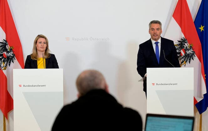 Wien 05.04.2020, Bundeskanzleramt, Wien, AUT, Akutelle Entwicklungen zur Coronaerkrankung in Oesterreich, Pressekonferenz, Haeusliche Gewalt, im Bild Frauenministerin Susanne Raab (OeVP) und Innenminister Karl Nehammer (OeVP) Frauenministerin Susanne Raab (OeVP) und Innenminister Karl Nehammer (OeVP) during a press conference on the subject Domestic violence of Austrian Goverment about the Coronavirus Pandemie at the Bundeskanzleramt in Wien, Austria on 2020 04 05.