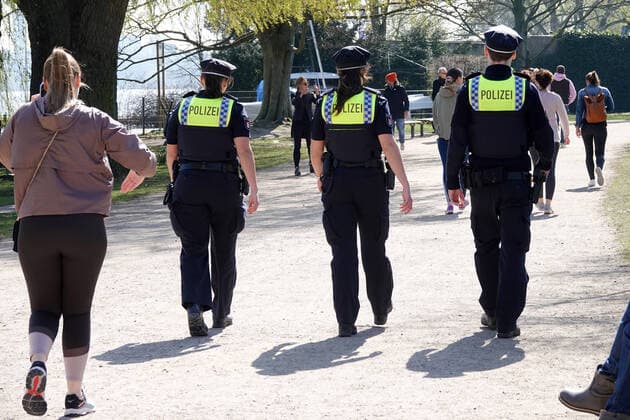 Kontaktverbot - Polizeikontrollen 05.04.2020, DEU, Deutschland, Hamburg: Polizisten sind während des Kontaktverbots wegen der Coronakrise auf Streife an der Außenalster unterwegs und achten auf die Ausgangsbeschränkungen. Hamburg Hamburg Deutschland