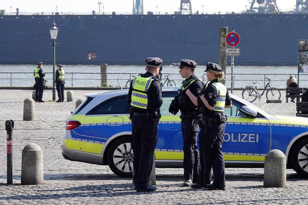 Kontaktverbot - Polizeikontrollen 05.04.2020, DEU, Deutschland, Hamburg: Polizisten stehen während des Kontaktverbots wegen der Coronakrise am Fischmarkt und achten auf die Ausgangsbeschränkungen. Hamburg Hamburg Deutschland