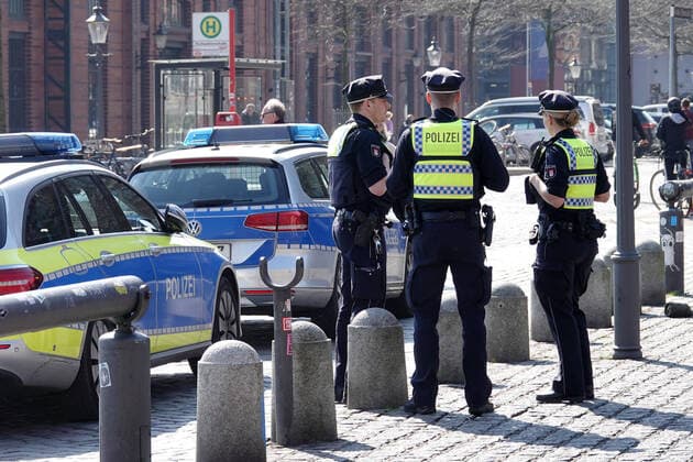 Kontaktverbot - Polizeikontrollen 05.04.2020, DEU, Deutschland, Hamburg: Polizisten stehen während des Kontaktverbots wegen der Coronakrise am Fischmarkt und achten auf die Ausgangsbeschränkungen. Hamburg Hamburg Deutschland