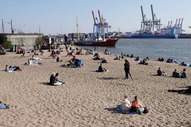 Kontaktverbot - Elbstrand 05.04.2020, DEU, Deutschland, Hamburg: Menschen verweilen am Elbstrand Oevelgönne während des Kontaktverbots wegen der Coronakrise. Hamburg Hamburg Deutschland