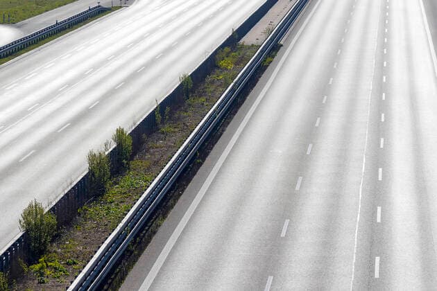 DEU, Deutschland, Baden-Württemberg, Stuttgart, 05.04.2020: Autobahn A8 bei Stuttgart in Zeiten von Corona. Es sind nur wenige Fahrzeuge unterwegs.