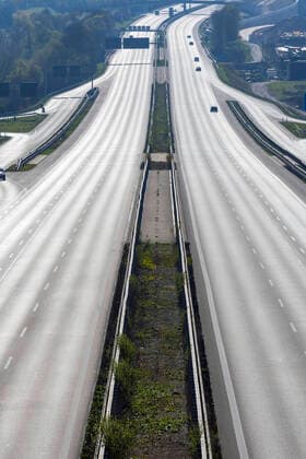 DEU, Deutschland, Baden-Württemberg, Stuttgart, 05.04.2020: Autobahn A8 bei Stuttgart in Zeiten von Corona. Es sind nur wenige Fahrzeuge unterwegs.