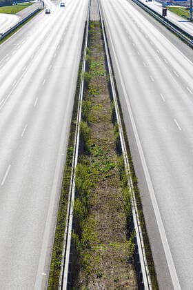 DEU, Deutschland, Baden-Württemberg, Stuttgart, 05.04.2020: Autobahn A8 bei Stuttgart in Zeiten von Corona. Es sind nur wenige Fahrzeuge unterwegs.