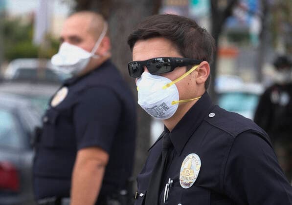 April 5, 2020, Los Angeles, California, U.S: A police officer wearing a face mask as workers take part in a drive-thru strike at a McDonald s restaurant on Sunday, April 5, 2020 in Los Angeles. The workers are demanding a two-week quarantine period, with full pay for a co-worker who tested positive for COVID-19. Los Angeles U.S. - ZUMAc68_ 20200405_zaf_c68_013 Copyright: xRingoxChiux