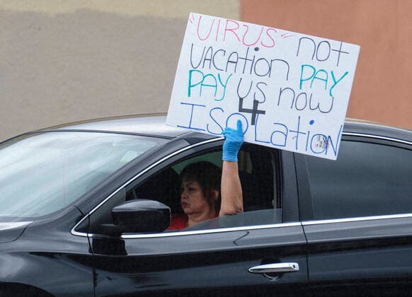 News Bilder des Tages April 5, 2020, Los Angeles, California, U.S: A worker wearing gloves takes part in a drive-thru strike at a McDonald s restaurant on Sunday, April 5, 2020 in Los Angeles. The workers are demanding a two-week quarantine period, with full pay for a co-worker who tested positive for COVID-19. Los Angeles U.S. - ZUMAc68_ 20200405_zaf_c68_005 Copyright: xRingoxChiux