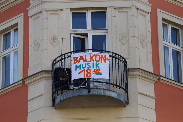 Die Musiker Kai Mader (Saxophon), Nicolas Schulze (Klavier), Philip Meister (Gitarre) und Buchan Heiß (Bass) geben ein Jazzkonzert von ihren Balkonen in der Schlaatzstraße in Potsdam, 5. April 2020. Um die Ausbreitung des Coronavirus Sars-CoV-2 zu verlangsamen gelten z.Zt. u.a. Ausgangs- und Kontaktbeschränkungen. Jazz gegen Social Distancing in Potsdam