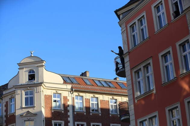 Die Musiker Kai Mader (Saxophon), Nicolas Schulze (Klavier), Philip Meister (Gitarre) und Buchan Heiß (Bass) geben ein Jazzkonzert von ihren Balkonen in der Schlaatzstraße in Potsdam, 5. April 2020. Um die Ausbreitung des Coronavirus Sars-CoV-2 zu verlangsamen gelten z.Zt. u.a. Ausgangs- und Kontaktbeschränkungen. Jazz gegen Social Distancing in Potsdam