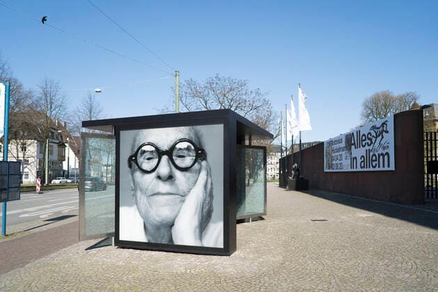 Architektur von Philip Johnson Bus Shelter XII Shattered Glass The Confessions of Philip Johnson Bus Shelter XII Shattered Glass The Confessions of Philip Johnson von Dennis Adams vor der Kunsthalle Bielefeld Bus Shelter XII Shattered Glass The Confessions of Philip Johnson by Dennis Adams in front of Kunsthalle Bielefeld Museum, 5.4.2020